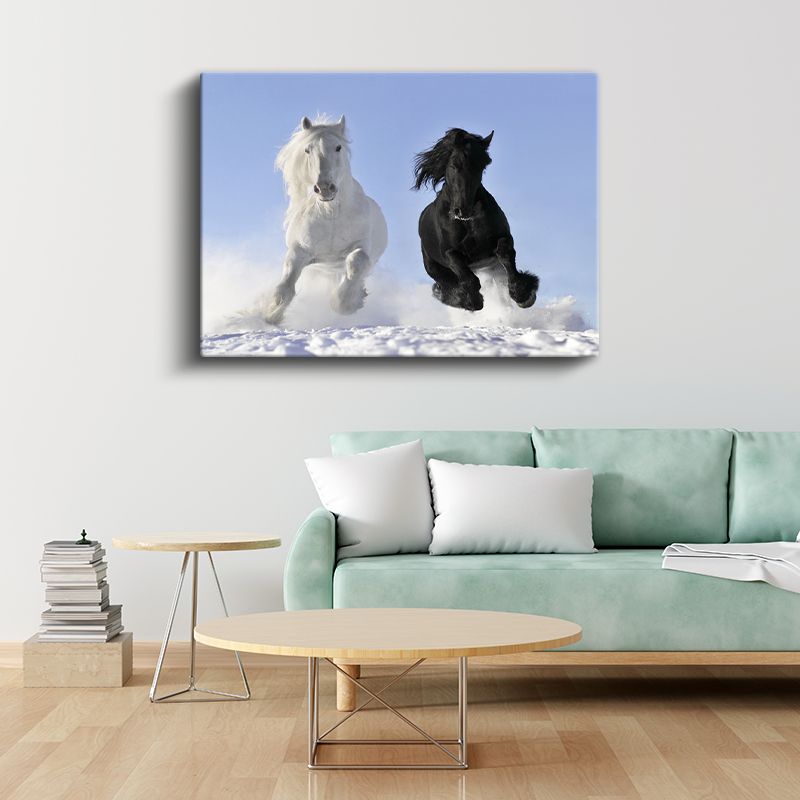 Siyah ve Beyaz Atlar - Karlı Zeminde Özgürce Koşan İkili Kanvas Tablo