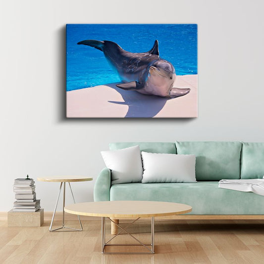 Dinlenen Yunus - Havuz Kenarında Huzurlu Anı Kanvas Tablo