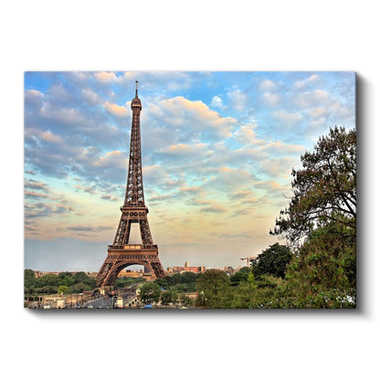 Eyfel Kulesi - Bulutlu Gökyüzü Perspektifi Kanvas Tablo