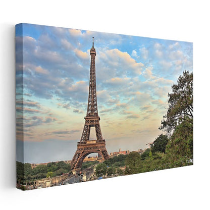 Eyfel Kulesi - Bulutlu Gökyüzü Perspektifi Kanvas Tablo