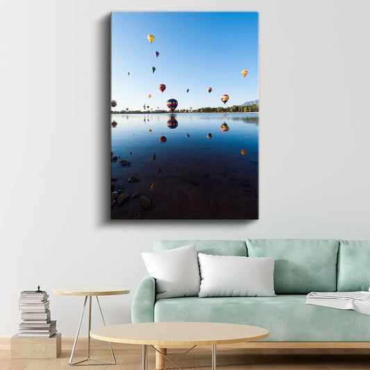 Renkli Balonlar - Göl Üzerinde Huzurlu Yansımalar Kanvas Tablo