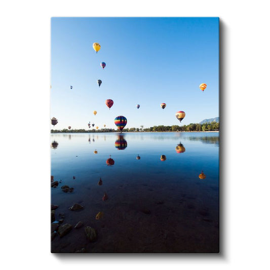 Renkli Balonlar - Göl Üzerinde Huzurlu Yansımalar Kanvas Tablo