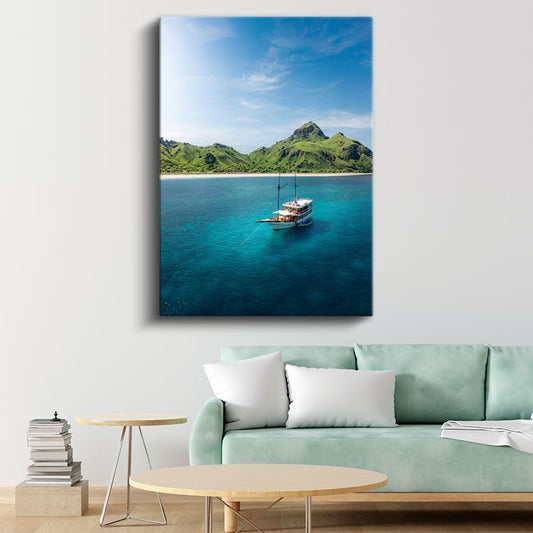 Tropik Cennet - Turkuaz Sularda Yüzen Tekne ve Yeşil Tepeler Kanvas Tablo
