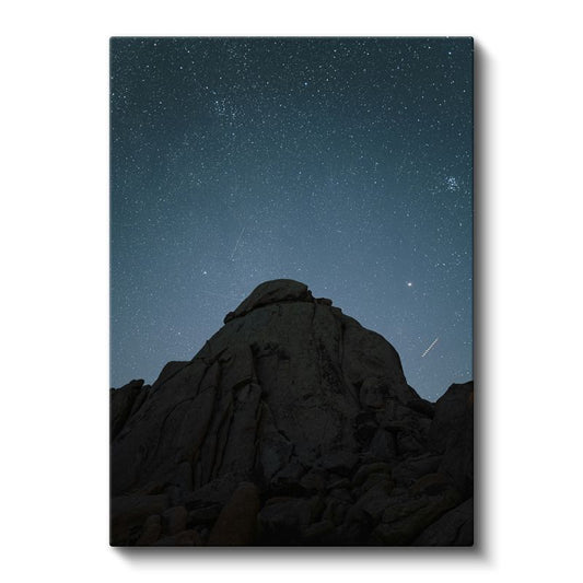 Yıldızlı Zirve - Gece Gökyüzü Altında Heybetli Kaya Formasyonu Kanvas Tablo