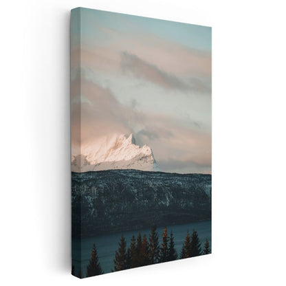 Alacakaranlık Zirvesi - Karlı Dağ ve Göl Manzarası Kanvas Tablo