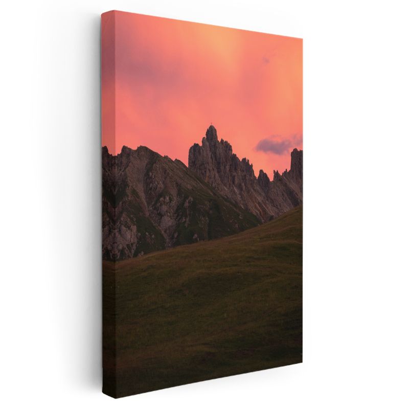 Alacakaranlık Dağları - Pembe Gökyüzü Altında Yükselen Kayalıklar Kanvas Tablo