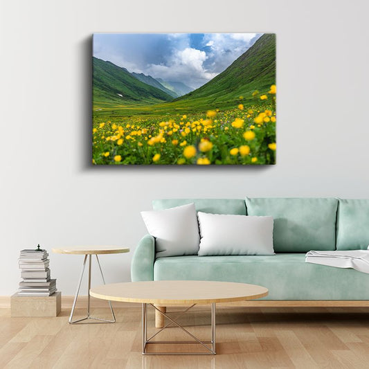 Yeşil Vadi - Sarı Çiçeklerle Süslenmiş Dağ Yamacı Kanvas Tablo