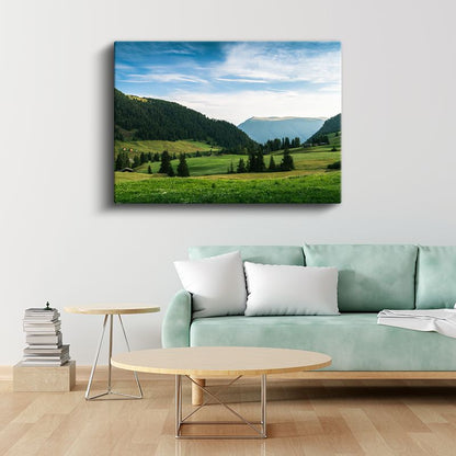 Alp Vadisi - Yemyeşil Çayırlar ve Dağ Silüetleri Kanvas Tablo