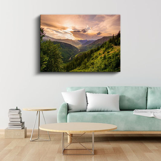 Yeşil Vadi - Altın Işıklarla Aydınlanan Dağ Silsilesi Kanvas Tablo