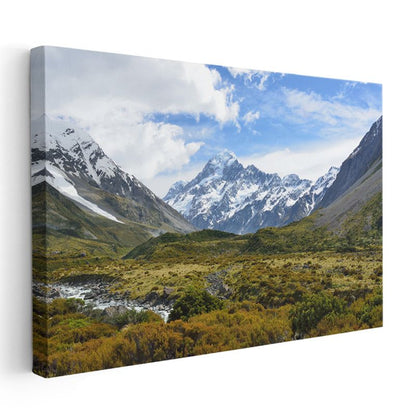 Alp Vadisi - Karlı Zirveler ve Yeşil Çayırların Buluşması Kanvas Tablo