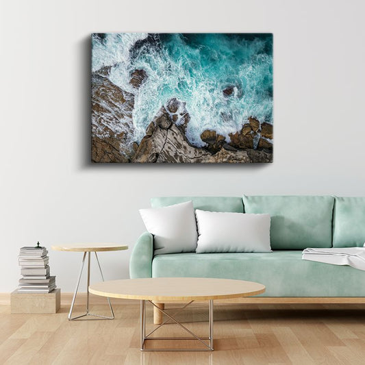 Turkuaz Deniz - Kayalık Kıyıda Dans Eden Dalgaların Huzuru Kanvas Tablo