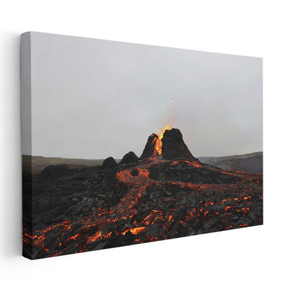 Aktif Volkan - Püsküren Lav ve Kızıl Akıntılar Kanvas Tablo