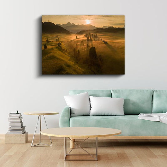 Sisli Tepeler - Gün Doğumunda Altın Işıklarla Aydınlanan Vadi Kanvas Tablo