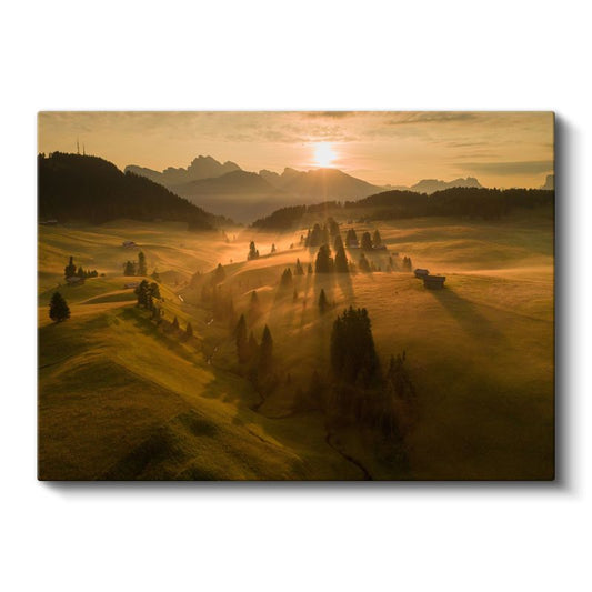 Sisli Tepeler - Gün Doğumunda Altın Işıklarla Aydınlanan Vadi Kanvas Tablo