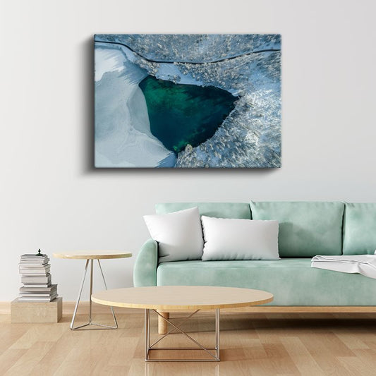 Zümrüt Göl - Karlı Ormanlar Arasında Saklı Cennet Kanvas Tablo