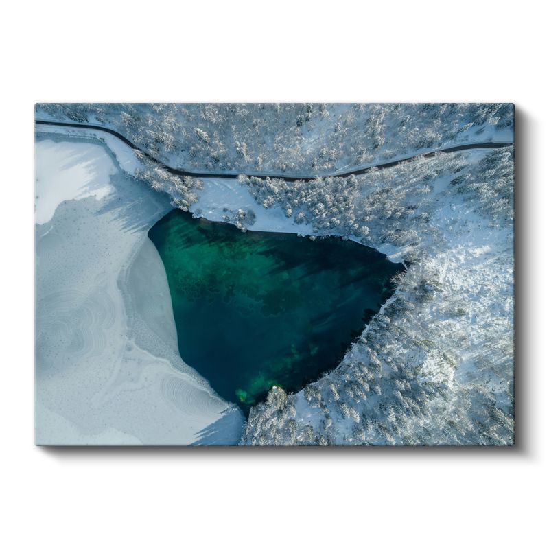 Zümrüt Göl - Karlı Ormanlar Arasında Saklı Cennet Kanvas Tablo