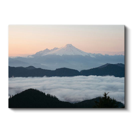 Karlı Zirve - Sis Bulutları Üzerinde Yükselen Dağ Manzarası Kanvas Tablo