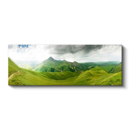 Yeşil Tepeler - Bulutlu Gökyüzü Altında Panoramik Dağ Manzarası Kanvas Tablo