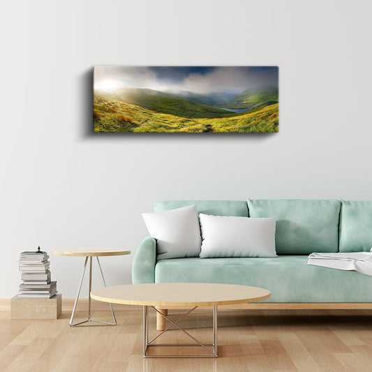 Sisli Vadi - Güneş Işınları Altında Yeşil Tepeler Kanvas Tablo