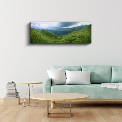 Yeşil Yamaçlar - Bulutlu Gökyüzü Altında Dağ Manzarası Kanvas Tablo