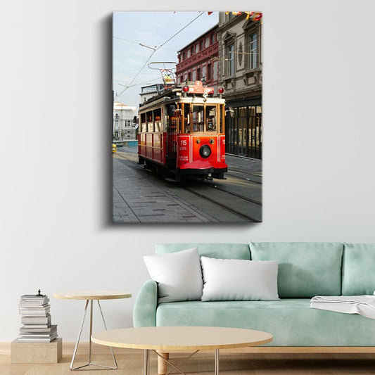 Nostaljik Tramvay - Şehir Merkezinde Kırmızı Tramvay Kanvas Tablo