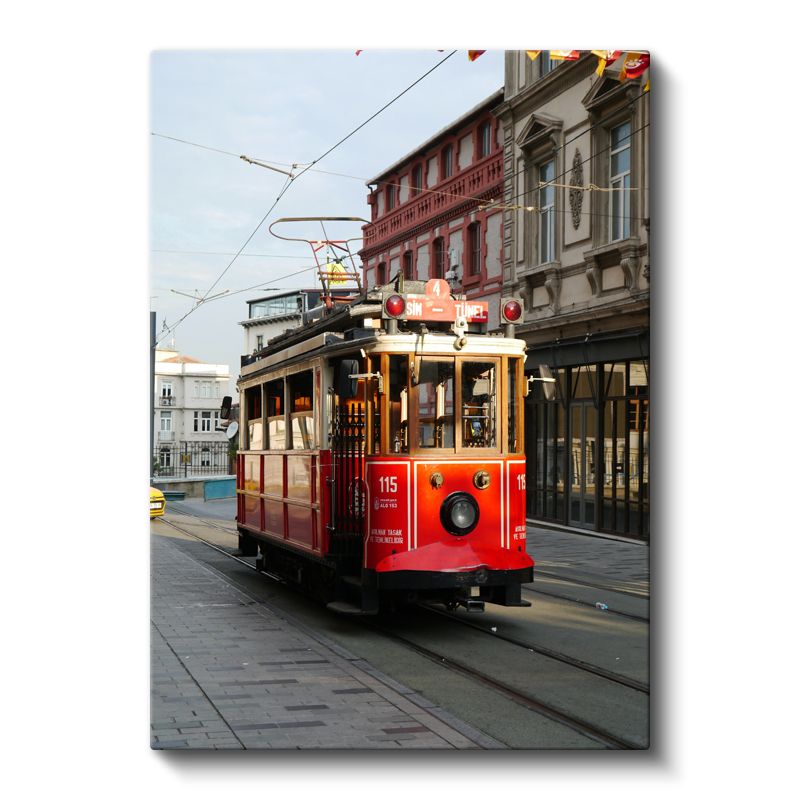Nostaljik Tramvay - Şehir Merkezinde Kırmızı Tramvay Kanvas Tablo