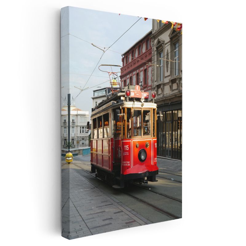 Nostaljik Tramvay - Şehir Merkezinde Kırmızı Tramvay Kanvas Tablo