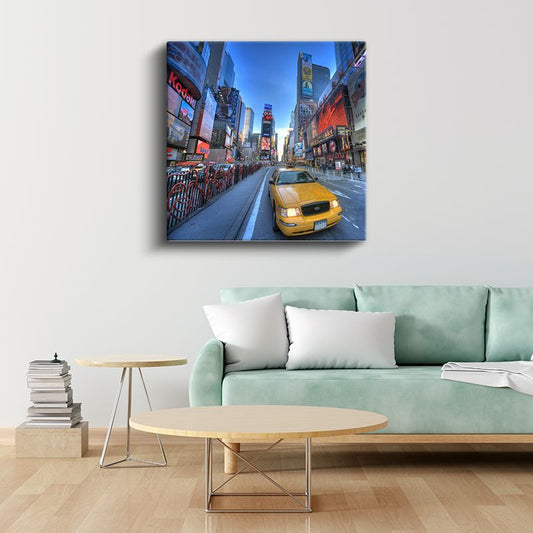 New York Taksi - Times Square'de Sarı Crown Victoria Kanvas Tablo