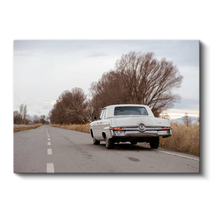 Chrysler Imperial - Kırsal Yolda Nostaljik Beyaz Sedan Kanvas Tablo