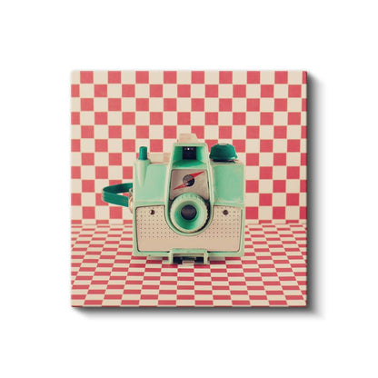 Mint Yeşili Fotoğraf Makinesi - Retro Kareli Fonda Nostaljik Ekipman Kanvas Tablo