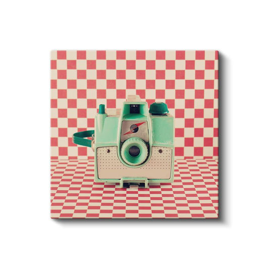 Mint Yeşili Fotoğraf Makinesi - Retro Kareli Fonda Nostaljik Ekipman Kanvas Tablo