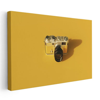 Klasik Analog Fotoğraf Makinesi - Sarı Fonlu Retro Çekim Aleti Kanvas Tablo
