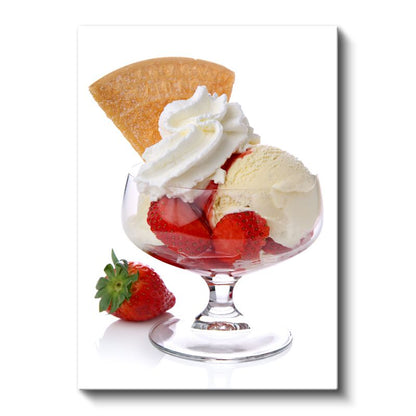 Çilekli Dondurma Keyfi - Taze Meyveli Tatlı Ziyafeti Kanvas Tablo