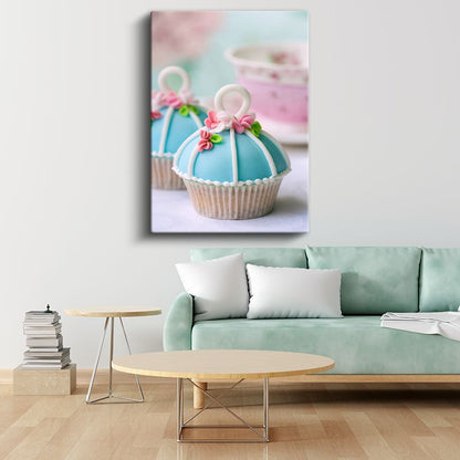 Mavi Fondanlı Cupcake - Çiçek Detaylı Zarif Pasta Kanvas Tablo