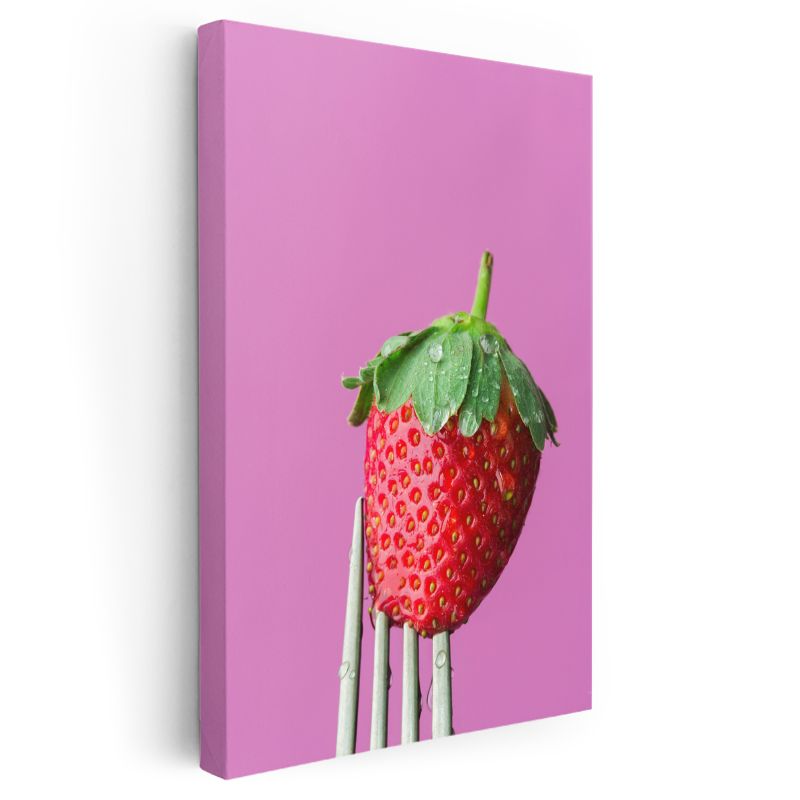 Taze Çilek - Çatalda Sunulan Kırmızı Meyve Kanvas Tablo