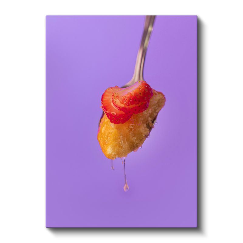 Çilekli Tatlı - Kaşıkta Damlayan Lezzet Kanvas Tablo