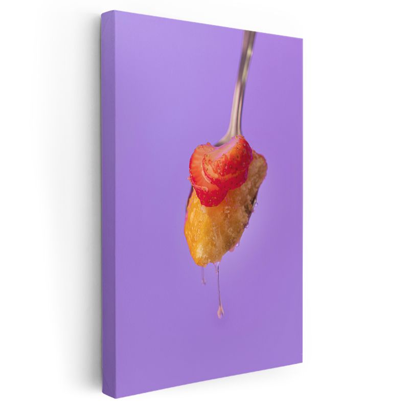 Çilekli Tatlı - Kaşıkta Damlayan Lezzet Kanvas Tablo