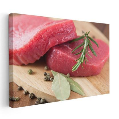 Kırmızı Et - Biberiye ve Baharatlarla Süslenmiş Çiğ Biftek Kanvas Tablo