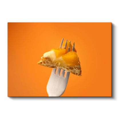 Meyveli Pasta Dilimi - Altın Renkli Tatlı Ziyafeti Kanvas Tablo