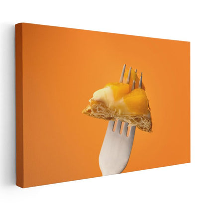 Meyveli Pasta Dilimi - Altın Renkli Tatlı Ziyafeti Kanvas Tablo
