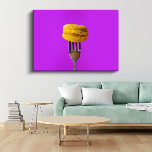 Sarı Macaron - Çatal Üzerinde Fransız Tatlısı Kanvas Tablo