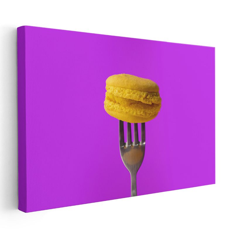Sarı Macaron - Çatal Üzerinde Fransız Tatlısı Kanvas Tablo