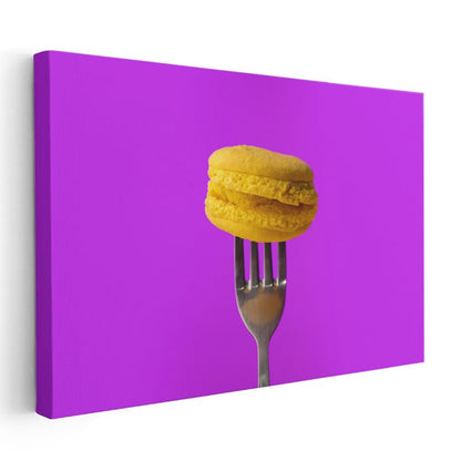 Sarı Macaron - Çatal Üzerinde Fransız Tatlısı Kanvas Tablo
