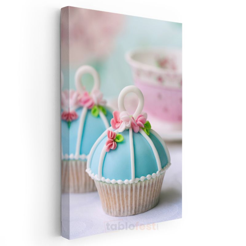 Mavi Fondanlı Cupcake - Çiçek Detaylı Zarif Pasta Kanvas Tablo