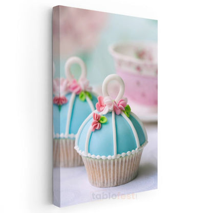 Mavi Fondanlı Cupcake - Çiçek Detaylı Zarif Pasta Kanvas Tablo