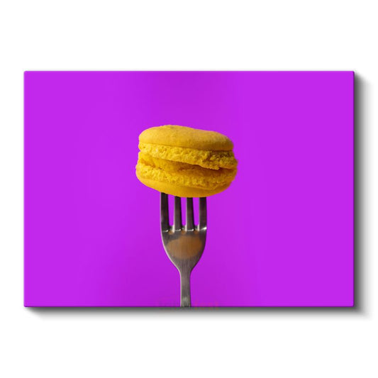 Sarı Macaron - Çatal Üzerinde Fransız Tatlısı Kanvas Tablo
